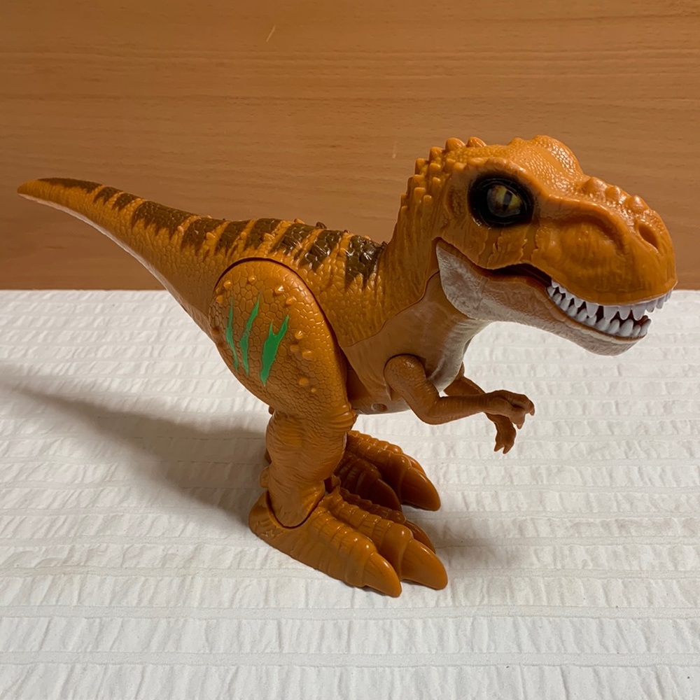 Robo-Alive Attacking T-Rex Robotic Dinosaur by Zuru